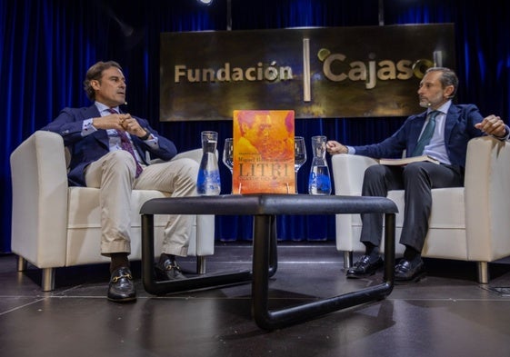 Alejandro Márquez y Miguel Báez 'Litri' durante la presentación del libro en la Fundación Cajasol