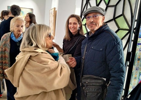 Imagen secundaria 1 - Pilar, con Juan Manuel Seisdedos, compañeros en el taller de Pedro Gómez y León Ortega / Pilar, con el pintor Faustino Rodríguez / Con Curro Garfias en su casa de Moguer