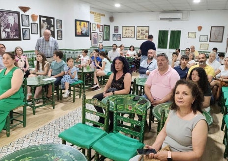 Imagen secundaria 1 - Homenaje a los mayores por fandangos en La Tertulia Flamenca de Las Colonias