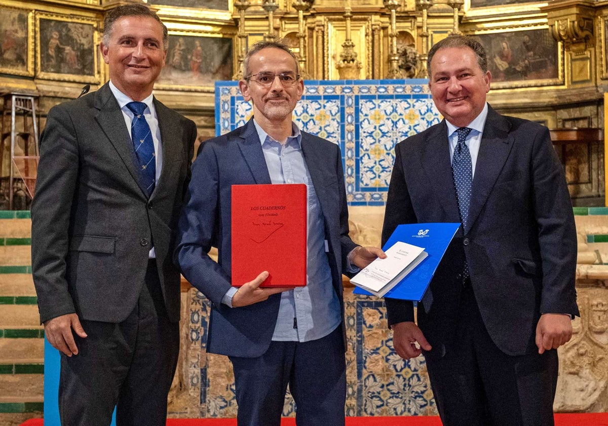 El ganador del certamen flanqueado por Gustavo Cuéllar y David Toscano