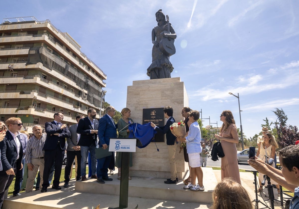 Descubrimiento de la placa en memoria a Amparo Correa