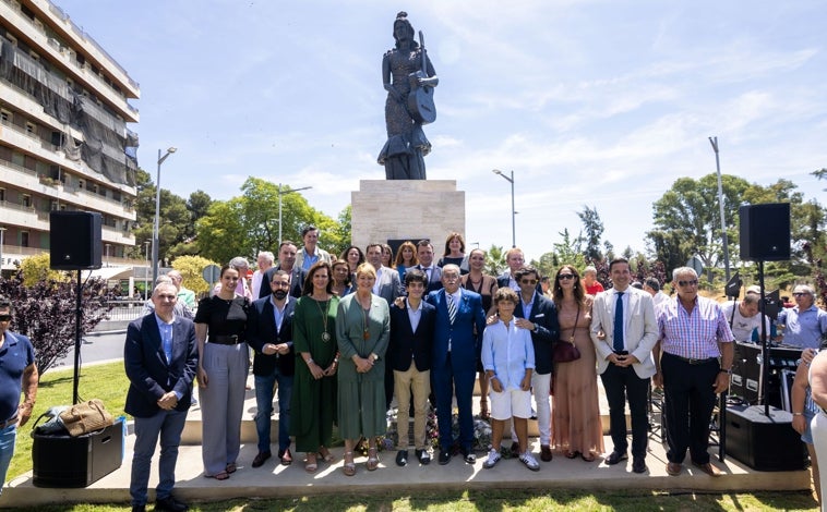 Imagen principal - Amparo Correa ya tiene su monumento en Huelva: «Es un acto de justicia y amor hacia quien hizo del fandango una forma de vida»