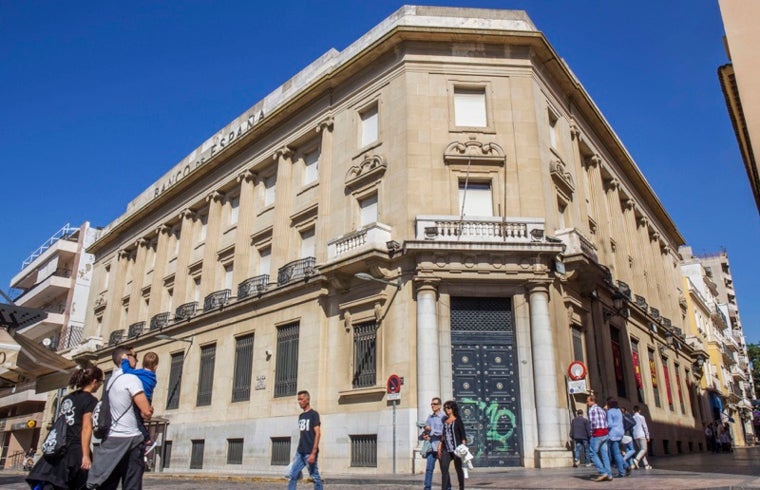 Otra perspectiva del edificio, que está en desuso desde hace décadas