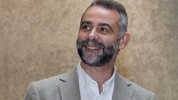 'Polizón en el instante', biografía urgente