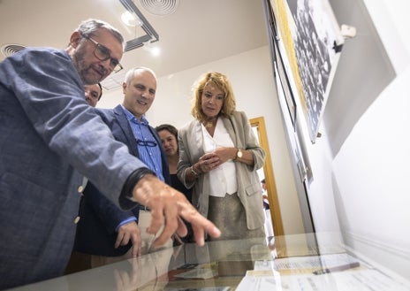 Imagen secundaria 1 - Ya se puede visitar la exposición que muestra «la huella de Hermida en Huelva»