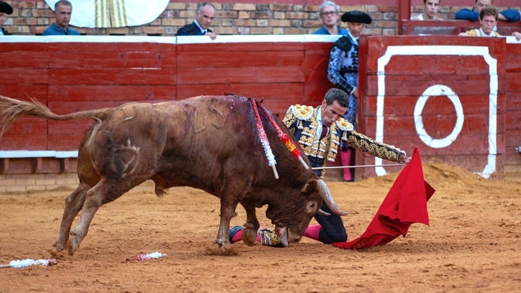 El de Trigueros de rodillas muleta en mano