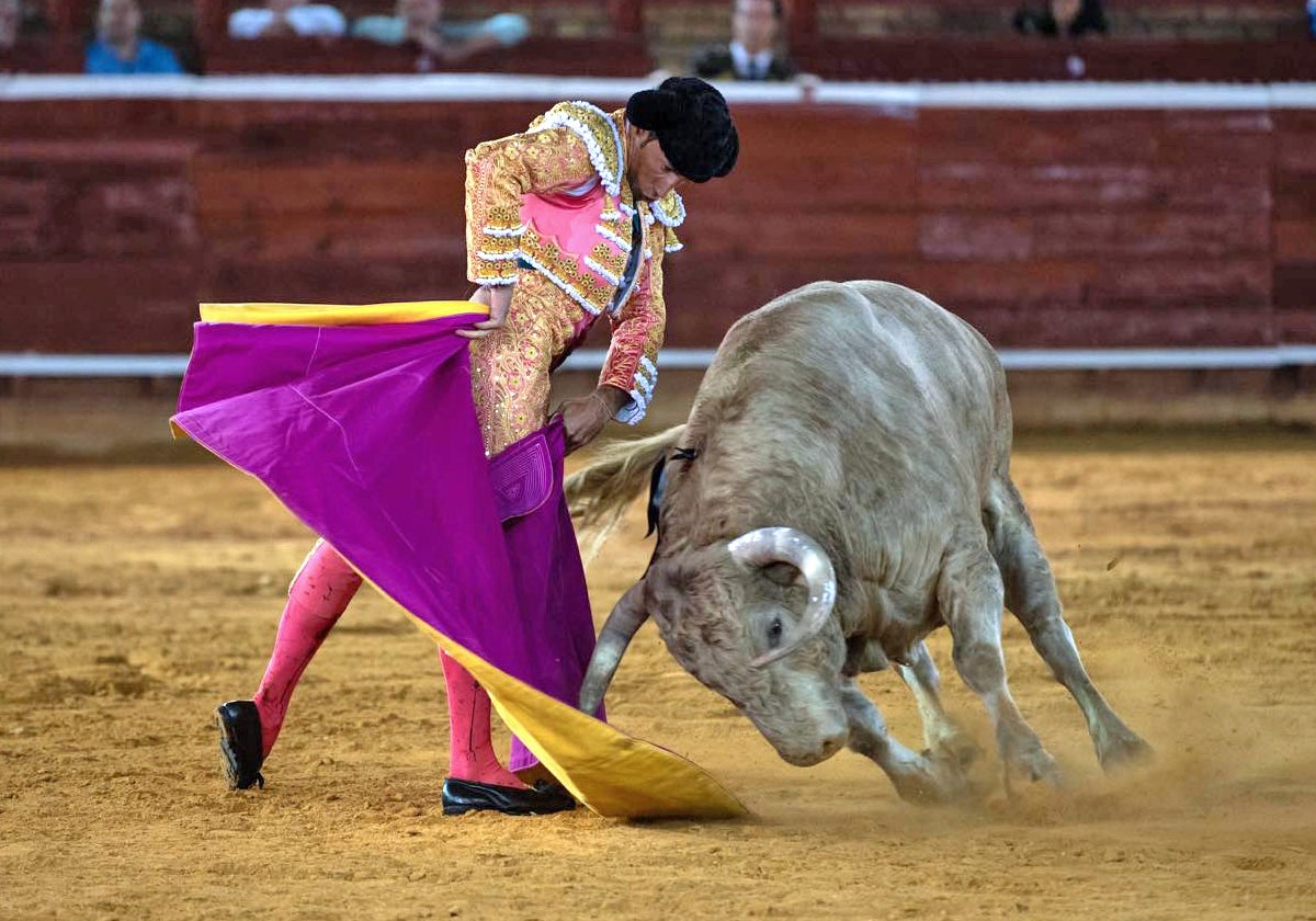 David de Miranda torea de capote al segundo de su lote
