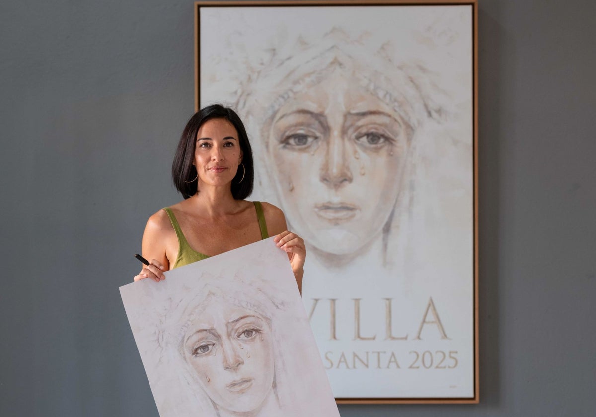 Virginia Saldaña, con el cartel de la Semana Santa de Sevilla 2025