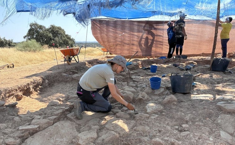 Imagen principal - Trabajos de excavación en el santuario fundacional, restos cerámicos encontrados ya clasificados, e imagen de la fíbula