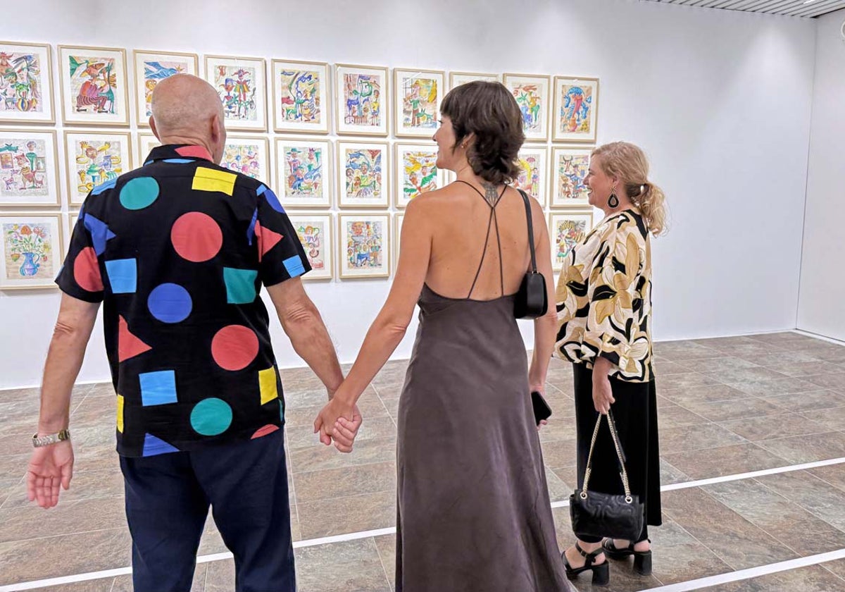 La diputada de Cultura, Gracia Baquero, el artista Manuel Calvarro y la comisaria, Laura Calvarro, hija del autor, durante la inauguración de la exposición