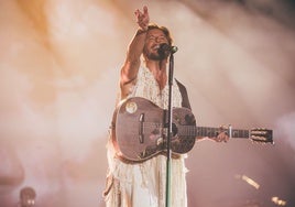 Manuel Carrasco no puede ser más él mismo que cuando canta en Isla Cristina