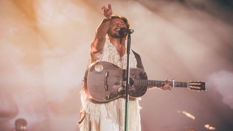 Manuel Carrasco no puede ser más él mismo que cuando canta en Isla Cristina