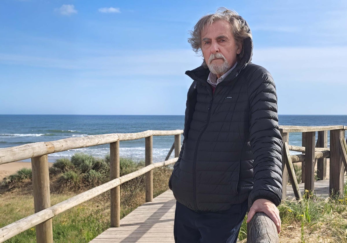 César Corpa, retratado junto al mar que hace más de 50 años le trajo a tierras onubenses