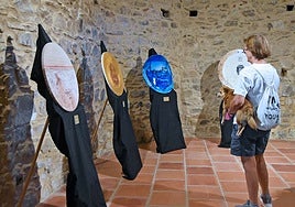 La ermita medieval de La Nava acoge la colección 'Lienzos danados', para concienciar sobre el cambio climático