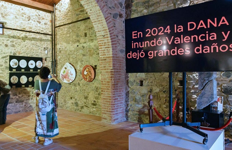 La ermita medieval de La Nava acoge la colección 'Lienzos danados', para concienciar sobre el cambio climático