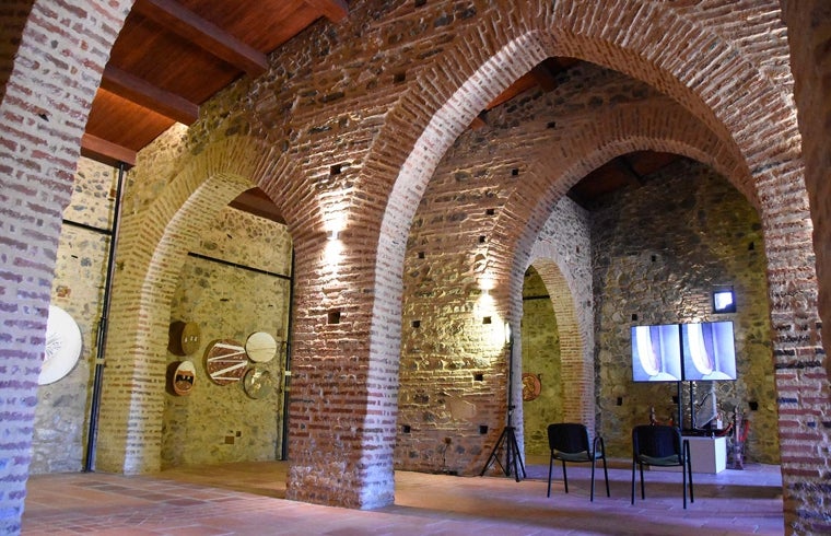 La ermita medieval de La Nava acoge la colección 'Lienzos danados', para concienciar sobre el cambio climático