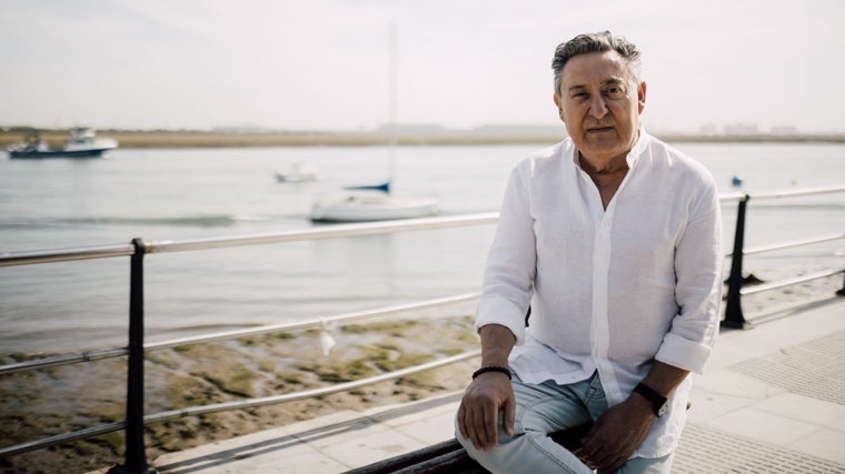 Mariano Peña, junto a la ría