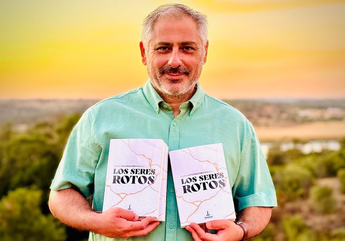Jesús González Francisco, con dos ejemplares de su novela 'Los Seres Rotos'