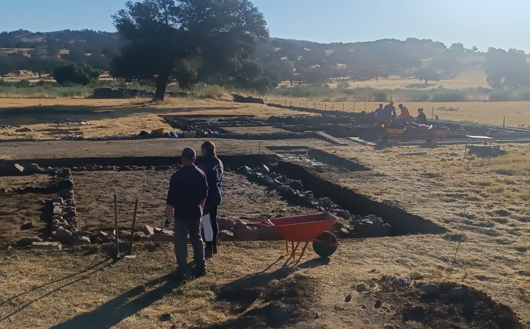 Imagen principal - Excavación en la necrópolis norte de Arucci Turobriga / Recreación de un 'funus', un entierro romano / monedas del tesorillo documentado en la campaña de 2014 en la Casa Norte de Arucci