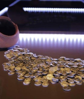 Imagen secundaria 2 - Excavación en la necrópolis norte de Arucci Turobriga / Recreación de un 'funus', un entierro romano / monedas del tesorillo documentado en la campaña de 2014 en la Casa Norte de Arucci