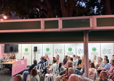 Imagen secundaria 1 - Lorenzo Silva, en la plaza conversando con el autor onubense Mario Marín y en su encuentro con los lectores. / Luis Alfonso Morales firmando su primera obra, 'Huelvalogía'