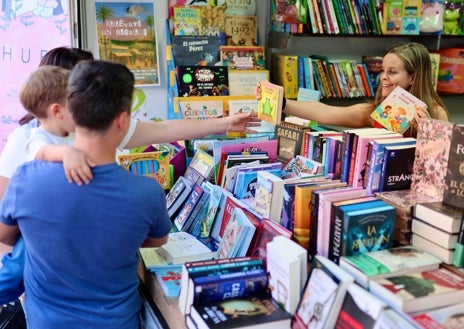 Imagen secundaria 1 - En marcha la Feria de Libro de Huelva, la Navidad del otoño