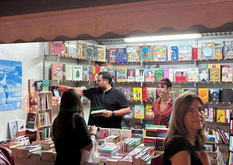 Imagen secundaria 1 - Nieves Herrero, en la Feria del Libro de Huelva: «No hay nadie que haya superado a Hermida»