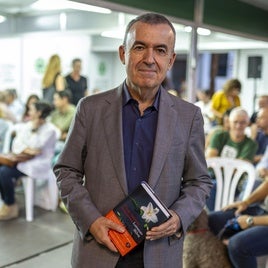 El escritor Lorenzo Silva, en la Feria del Libro de Huelva
