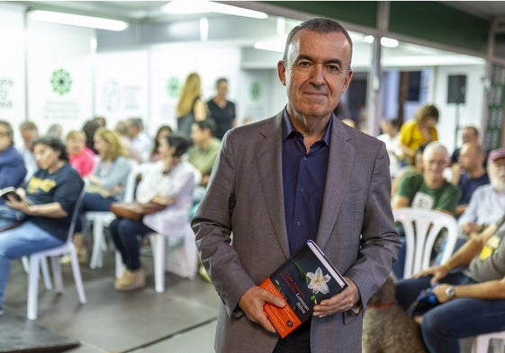 El escritor Lorenzo Silva, en la Feria del Libro de Huelva