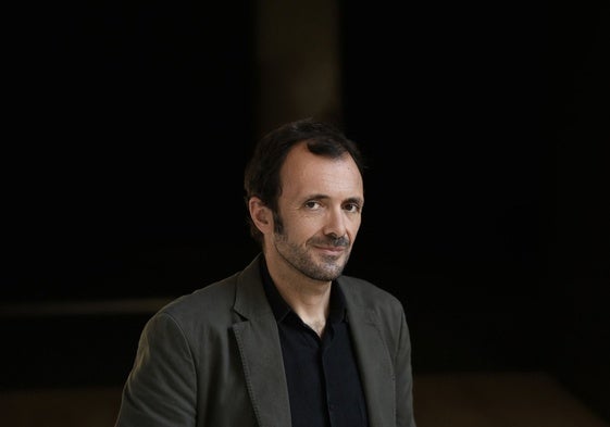 El escritor y periodista Isaac Rosa participa este miércoles en la Feria del Libro de Huelva