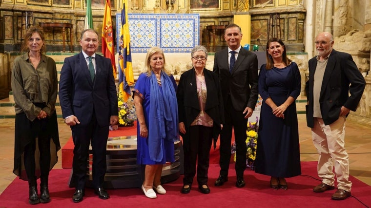 Foto de familia de la premiada con las autoridades