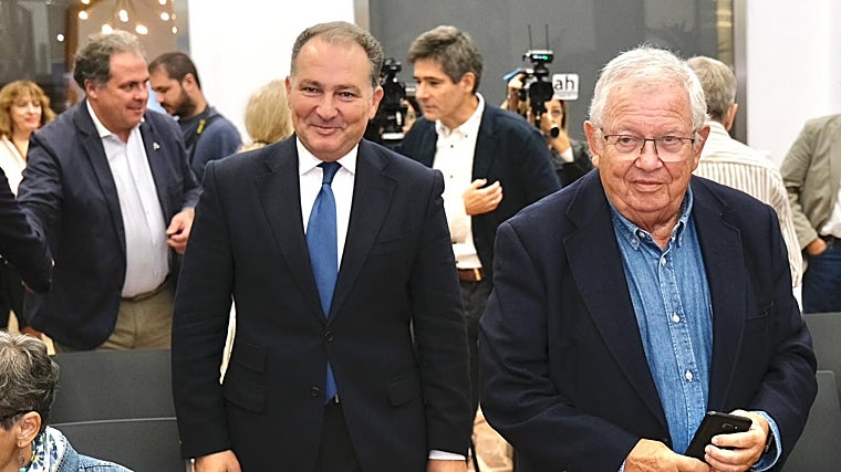 El periodista Fernando Jáuregui junto a David Toscano, el presidente de la Diputación de Huelva