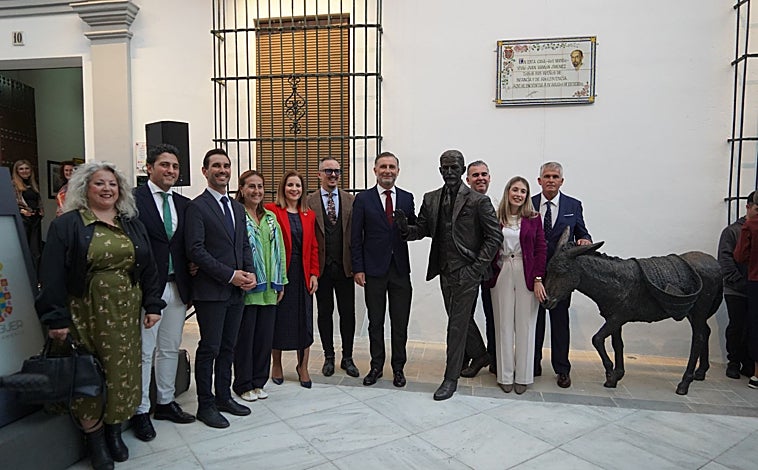 Imagen principal - Juan Ramón Jiménez y Platero vuelven a las calles de Moguer gracias a un conjunto escultórico