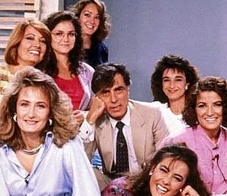 Imagen secundaria 1 - Hermida en el plató de TVE, con las llamadas 'Chicas Hermida' y un artículo escrito por él en el Diario Odiel