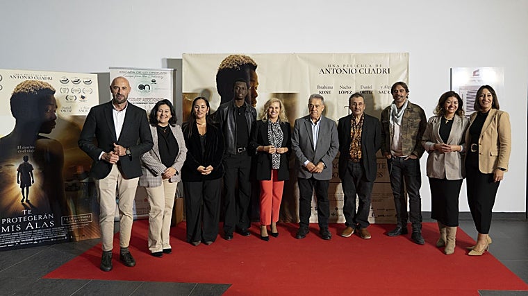 Los asistentes al estreno nacional de 'Te protegerán mis alas' en el Teatro Salvador Távora de Almonte