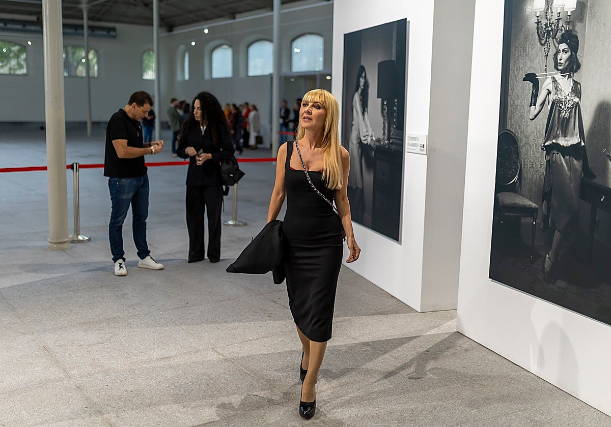 La actriz Cayetana Guillén Cuervo, visitando la exposición 'Las hijas del Jazz'