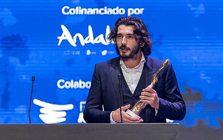 Yon González agradece el Premio Luz que acaba de recibir