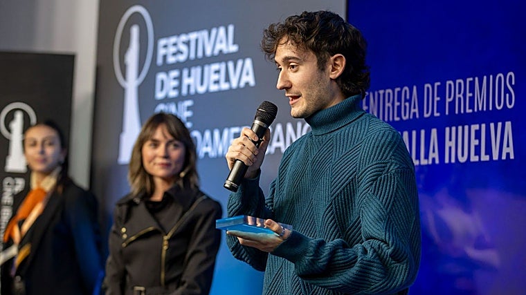 Álvaro León recogiendo su primero en el acto que ha tenido lugar esta tarde en la Casa Colón de la capital onubense