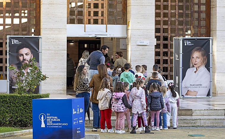 Imagen principal - El público más joven del Festival ya disfruta del cine en la Casa Colón y el Gran Teatro