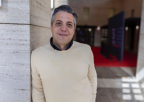 Imagen secundaria 1 - Paco Ortiz, director de &#039;Antonio, El Bailarín de España&#039;: «Él sería el Rosalía de este tiempo»