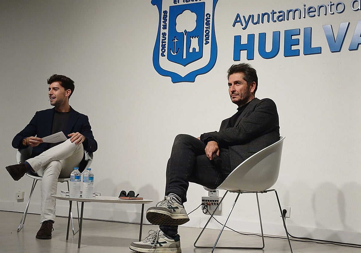 Carlos del Amor junto a Manuel Soto en su charla de esta tarde en la Casa Colón