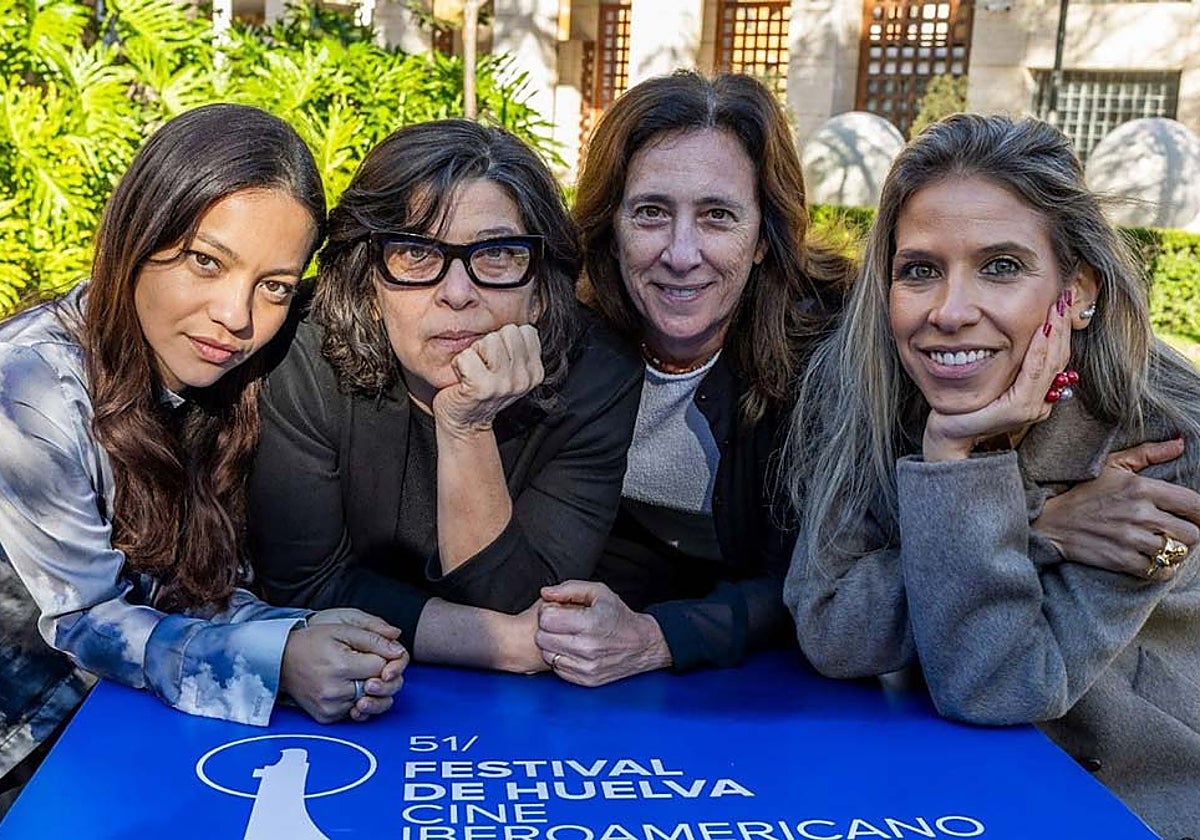 La directora venezolana Mariana Rondón, la directora peruana Marité Ugás, la escritora Karina Sainz Borgo y la actriz Natalia Reyes, en el Festival de Huelva