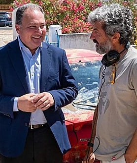 Imagen secundaria 2 - Edu O'Kean y Antonio de la Torre; el presidente de la Diputación de Huelva, acompañado por la diputada Ana Delgado, durante el rodaje y con el director Alberto Rodríguez