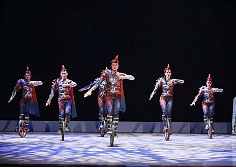 Imagen secundaria 1 - Piruetas, equilibrios y malabarismos se dan cita junto a diferentes ejercicios acrobáticos