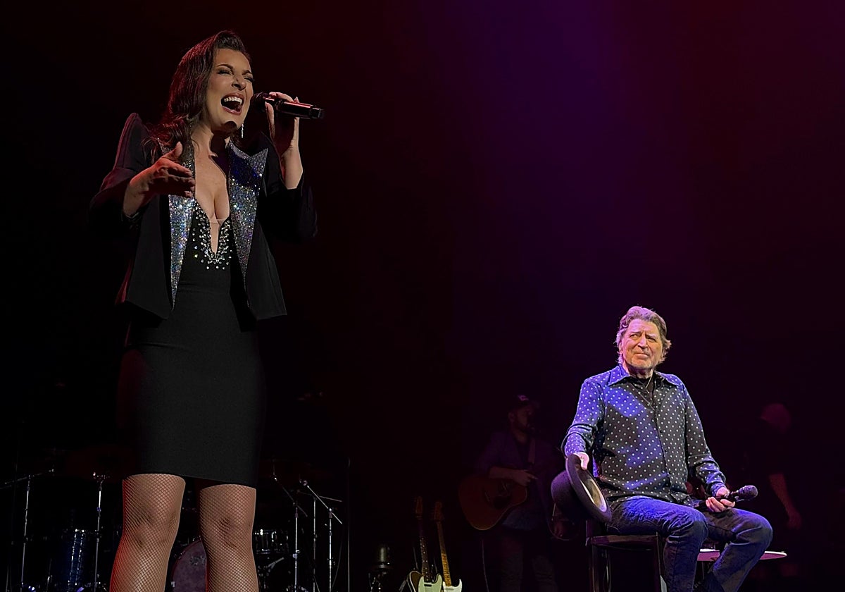 Mara Barros en uno de los conciertos de la gira 'Hola y adiós' con Joaquín Sabina al fondo