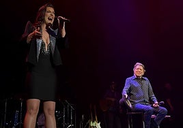 Mara Barros en uno de los conciertos de la gira 'Hola y adiós' con Joaquín Sabina al fondo