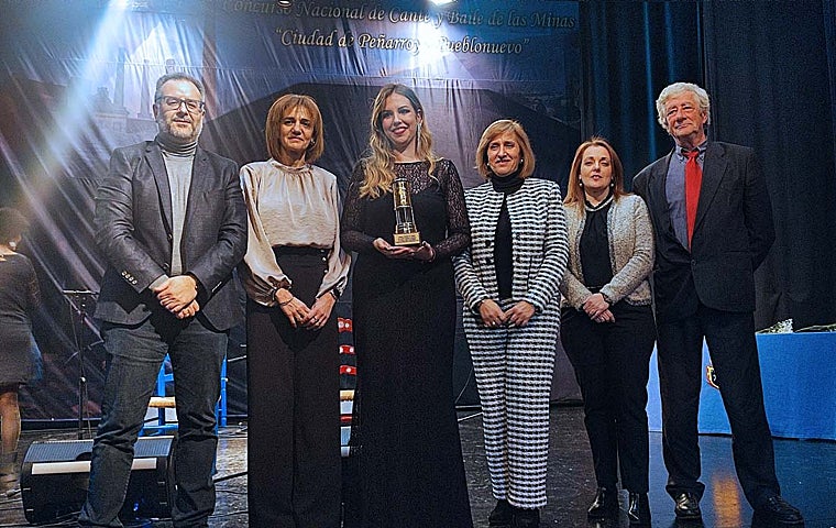 La artista onubense con los responsables del certamen
