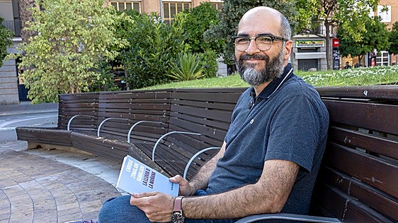 Enrique Zumalabe, primer poeta onubense que gana el Premio Juan Ramón Jiménez: «Escribí este libro para dejarle una cápsula del tiempo a mi hija»