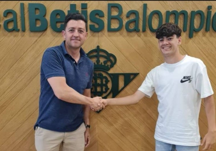 Iván Corralejo tras estampar su firma con el Betis