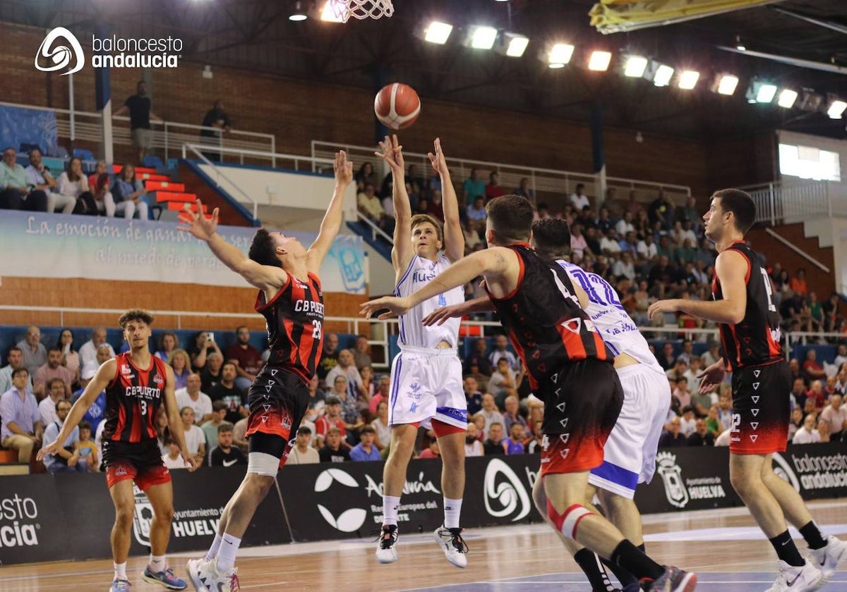 Fran Cárdenas lanzando a canasta durante el Ciudad de Huelva-Puerto Sagunto